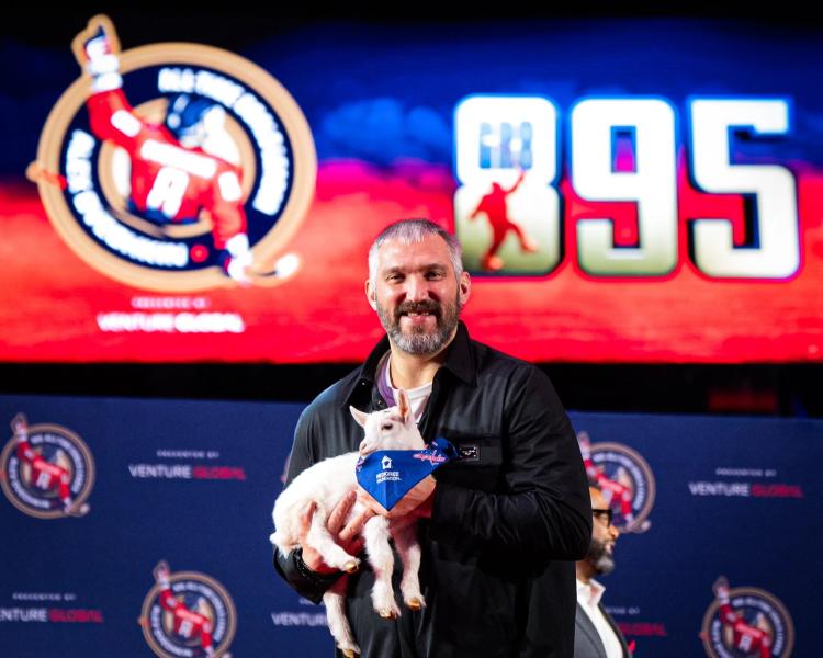 Бэкстрем вручил Овечкину живого козленка на церемонии в честь рекордной 895-й шайбы капитана &laquo;Вашингтона&raquo;