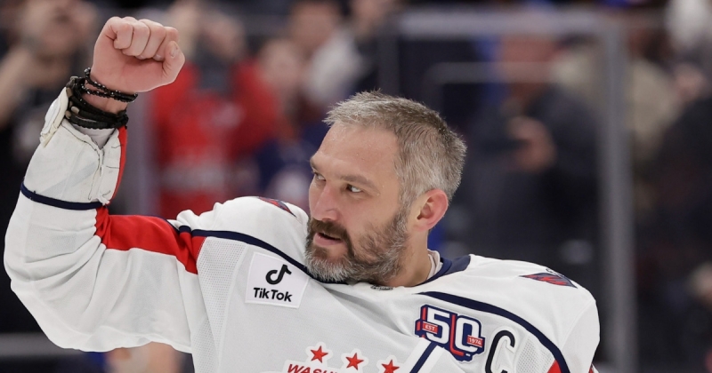 Бэкстрем вручил Овечкину живого козленка на церемонии в честь рекордной 895-й шайбы капитана «Вашингтона»