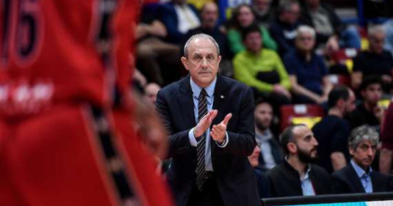 Этторе Мессина покинул скамейку «Милана» во время матча против «Пистои» из-за мигрени