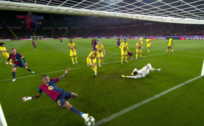 Гол Рафиньи «Боруссии» с линии ворот засчитан с ВАР. Проверяли, не попал ли вингер в офсайд после удара Кубарси