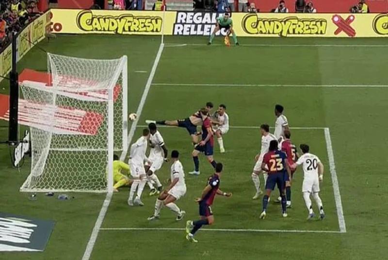 «Кубарси не смог дотянуться до мяча, поэтому фол Себальоса, наказуемый сам по себе, не имеет значения здесь». Экс-арбитр Итурральде о падении защитника «Барсы» в штрафной «Реала»