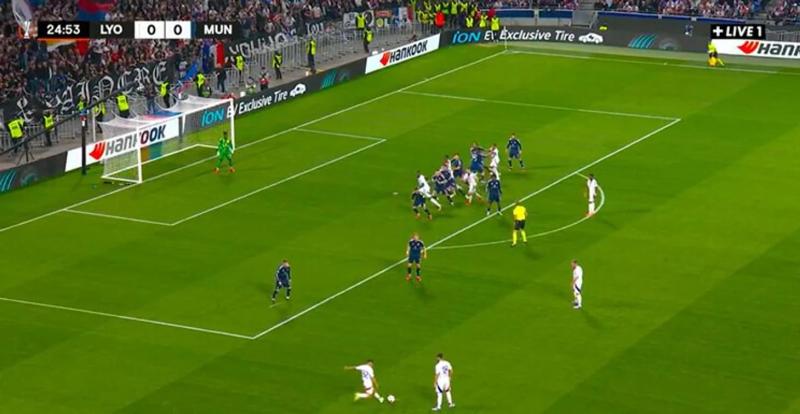 &laquo;Лион&raquo; забил &laquo;МЮ&raquo; со штрафного с фланга &ndash; Альмада подал, мяч никого не коснулся, ударился об газон перед Онана и от его рук влетел в ворота