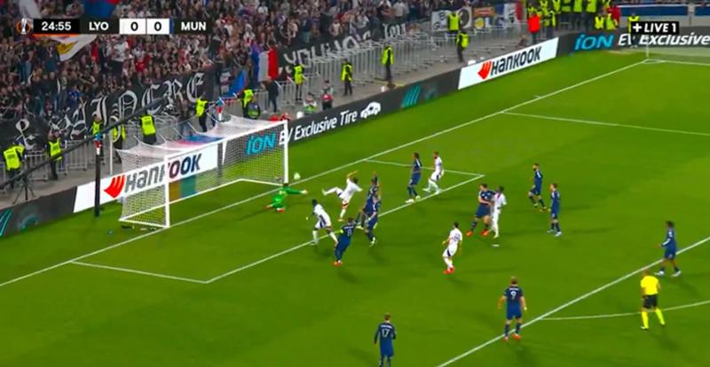 &laquo;Лион&raquo; забил &laquo;МЮ&raquo; со штрафного с фланга &ndash; Альмада подал, мяч никого не коснулся, ударился об газон перед Онана и от его рук влетел в ворота