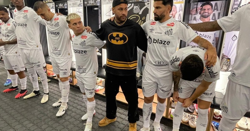 Неймар в костюме с эмблемой Бэтмена посетил раздевалку «Сантоса» перед матчем. Форвард не играет из-за травмы