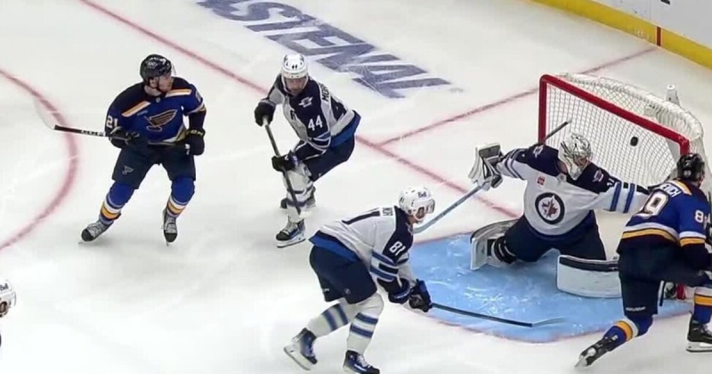 «Сент-Луис» разгромил «Виннипег» (7:2) и одержал 1-ю победу в серии (1-2). Фаулер набрал 1+4, Бучневич – 3+1, Хеллибак пропустил 6 шайб