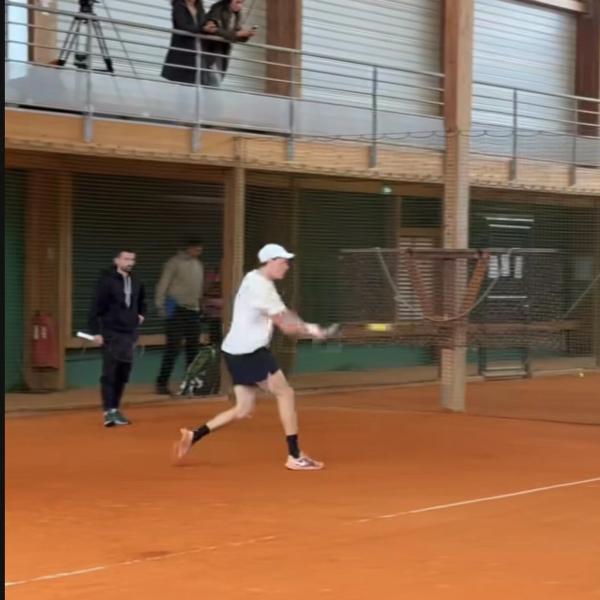 Синнер потренировался с Дрэйпером после снятия запрета на тренировки&nbsp;