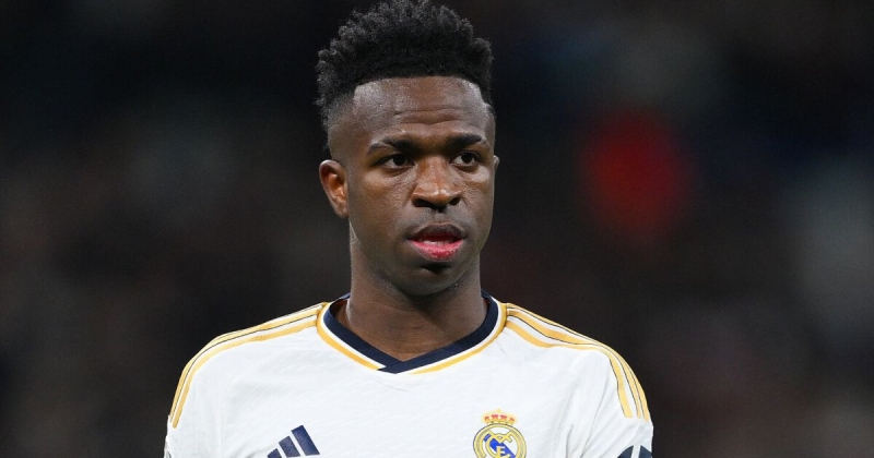 Суд закрыл дело об оскорблениях Винисиуса двумя фанатами «Барсы» в 2023-м. Вингер «Реала» утверждал, что его называли «тупой обезьяной», это не удалось доказать