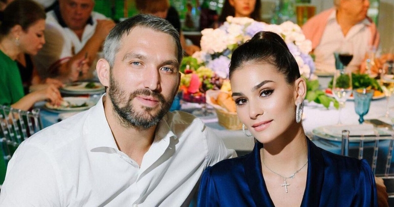 Жена Гретцки подарила жене Овечкина кольцо с 8 бриллиантами на церемонии в честь рекорда, рассказал Уэйн: «Не только хоккеисты передают традиции, но и семьи»