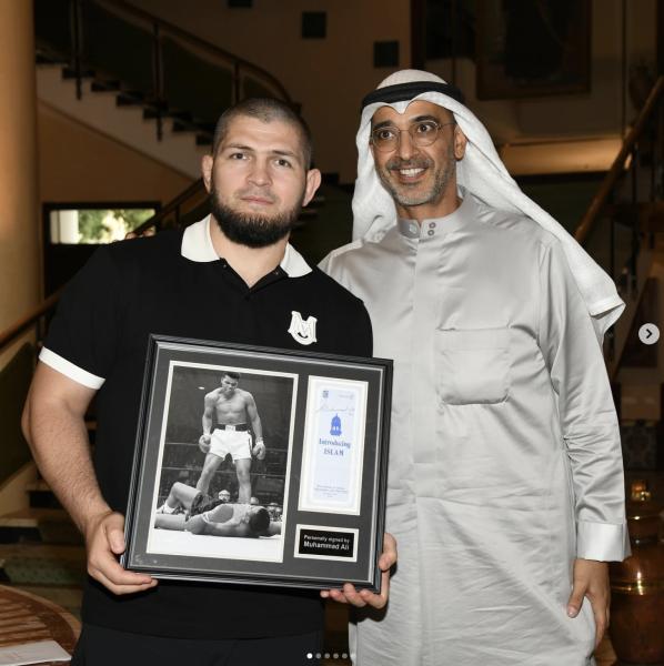 Хабиб Нурмагомедов получил автограф Мохаммеда Али