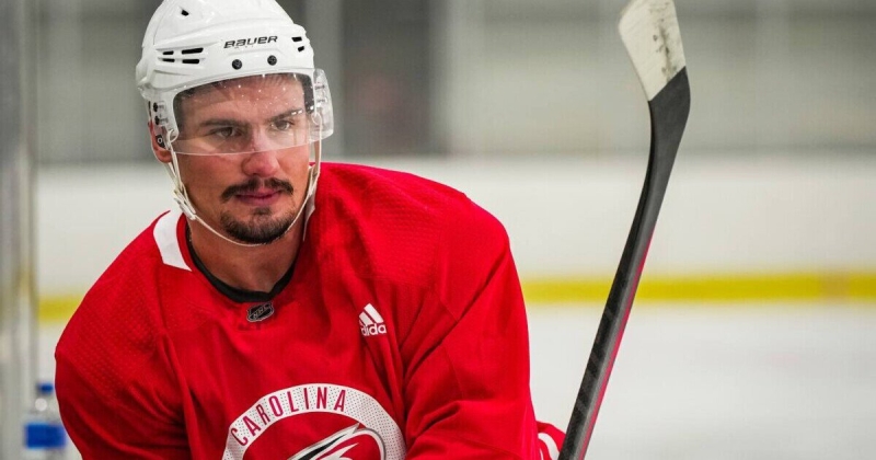 Орлов сделал пас на победный гол в матче с «Вашингтоном». У защитника «Каролины» 0+3 в 6 играх плей-офф