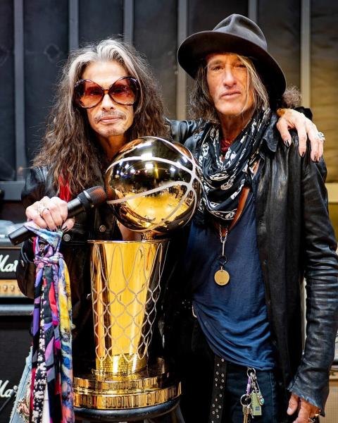 Стивен Тайлер и Джо Перри сфотографировались с кубком Ларри О&rsquo;Брайена