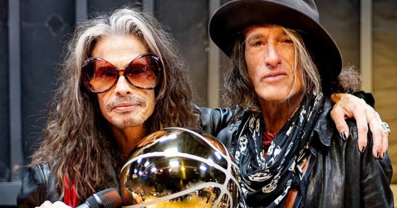 Стивен Тайлер и Джо Перри сфотографировались с кубком Ларри О’Брайена