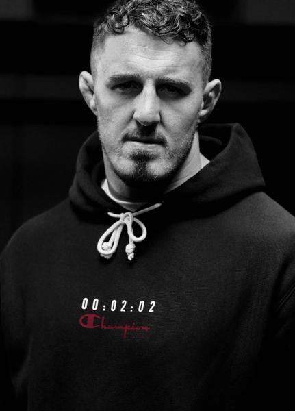 Том Аспиналл подписал контракт с брендом одежды Champion. Он анонсировал это постом: &laquo;Новости в тяжелом весе скоро&raquo;