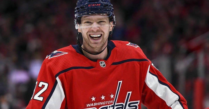 Агент Кузнецова: «В Америке Евгений постоянно ходит в майках «Трактора», это его домашняя одежда. Если он будет носить футболку «Барселоны», это значит, что он хочет туда попасть?»