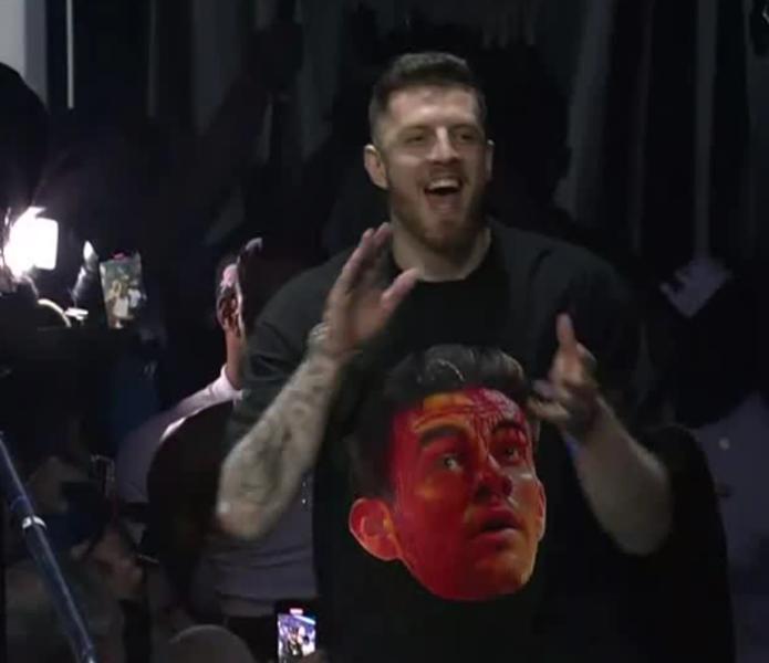 Айзейя Хартенштайн пришел на чемпионский парад в футболке с изображением окровавленного Ника Коллисона