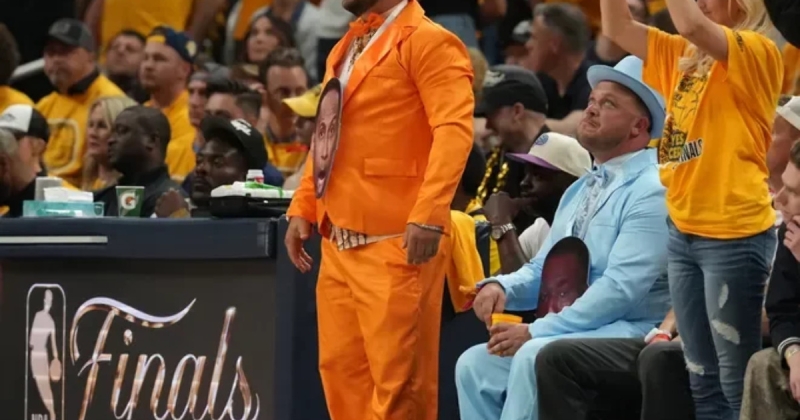 Болельщики «Пэйсерс» пришли на игру в костюмах из «Тупой, еще тупее» с портретами Стивена Эй Смита и Кендрика Перкинса