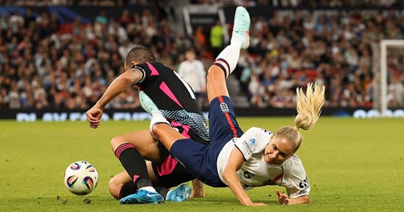 «Она еще жива». Бонуччи сбил в подкате английскую футболистку Хотон в благотворительном матче и выставил фото с ней