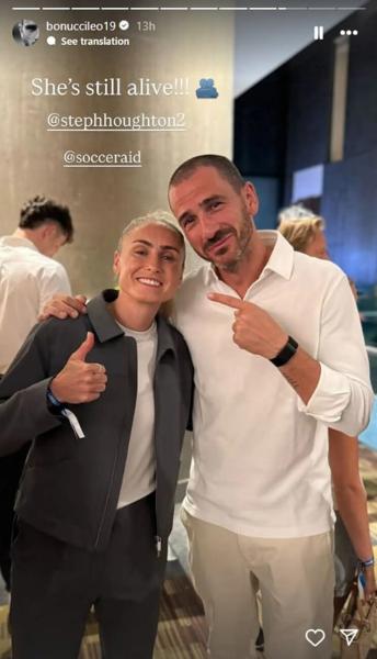 «Она еще жива». Бонуччи сбил в подкате английскую футболистку Хотон в благотворительном матче и выставил фото с ней