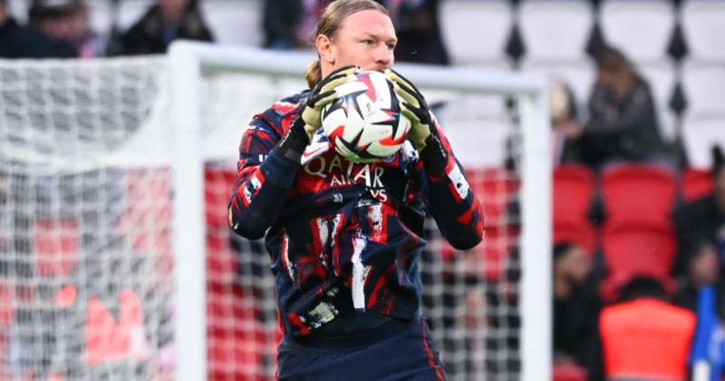 Сафонов прилетел с кубком Лиги чемпионов в Москву: «Ищу такси»