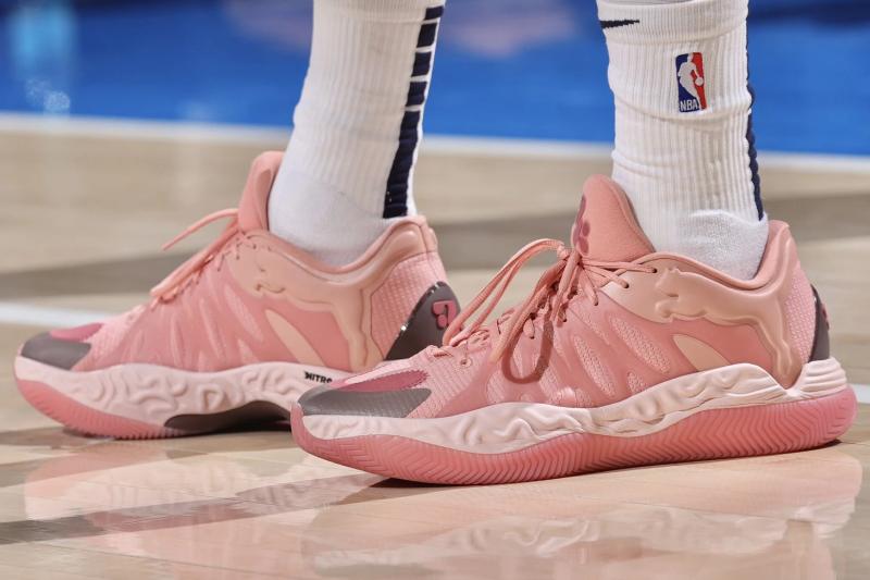 &laquo;Вот он &ndash; рецепт сегодняшнего успеха!&raquo; Тайриз Халибертон провел пресс-конференцию, положив на стол свои новые именные кроссовки