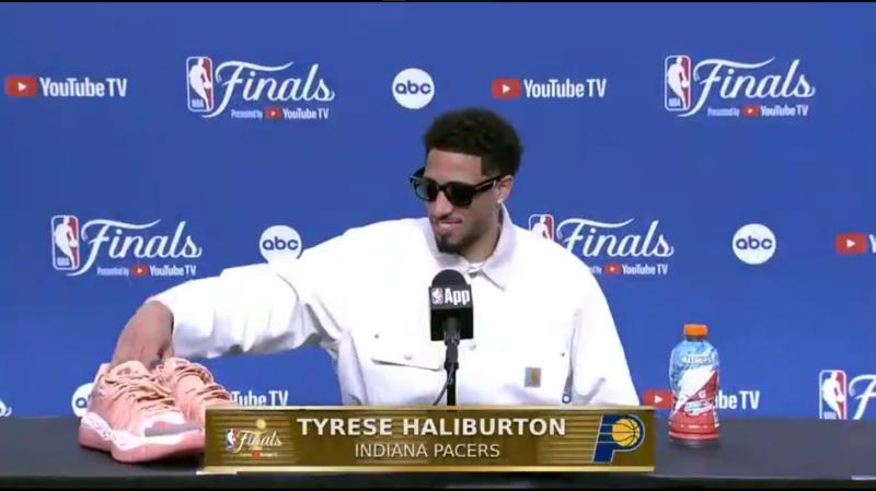 &laquo;Вот он &ndash; рецепт сегодняшнего успеха!&raquo; Тайриз Халибертон провел пресс-конференцию, положив на стол свои новые именные кроссовки