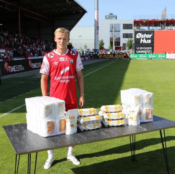 40 пакетов овсянки, 100 яиц, 20 литров молока и стол получил в награду хавбек &laquo;Брюне&raquo; Квигстад, признанный лучшим в матче с &laquo;Викингом&raquo;