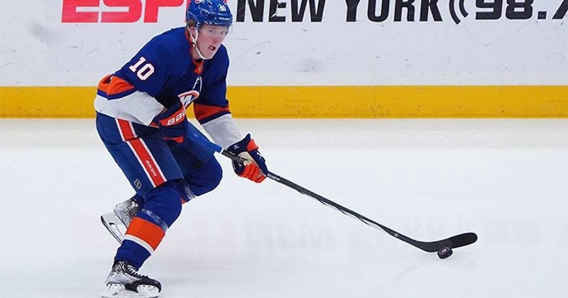 Хольмстрем подписал 2-летний контракт с «Айлендерс» на 7,25 млн долларов. Форвард набрал 45 очков в 75 матчах прошлого сезона