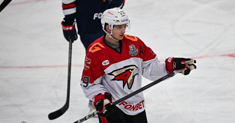 Плющев о Ткачеве: «Игрок интересный, неординарный, он поможет «Металлургу» в атаке. Что до «Авангарда» – не знаю. Просят спортсмена лететь в Канаду договариваться – мне непонятно это»