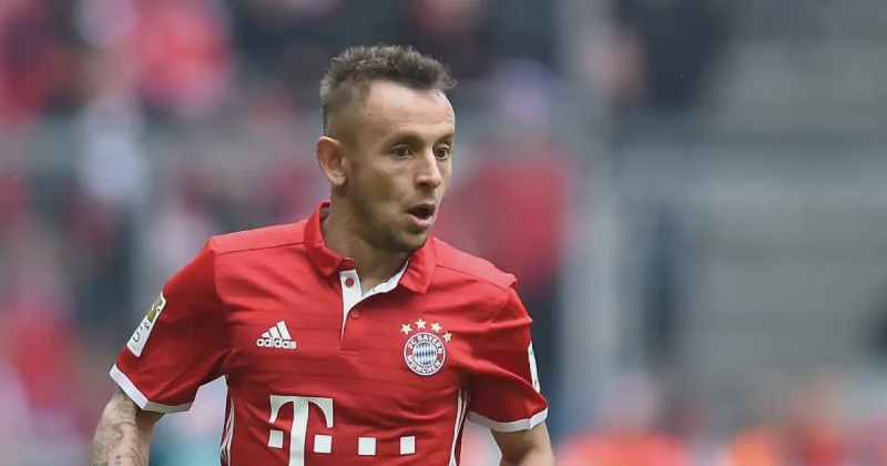 Рафинья завершил карьеру в 39 лет. Защитник 7 раз становился чемпионом Германии с «Баварией» и выиграл ЛЧ