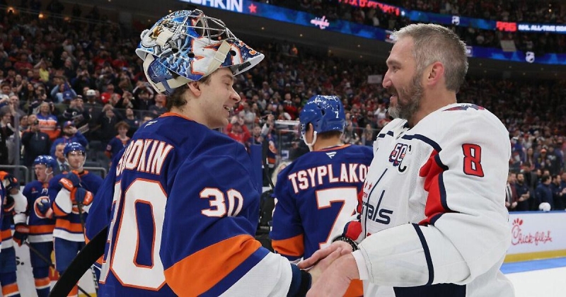 Сорокин о «Матче года»: «Хорошо, когда у тебя Овечкин в команде, это добавляет энергии. На разминке он мне не будет бросать, надеюсь»