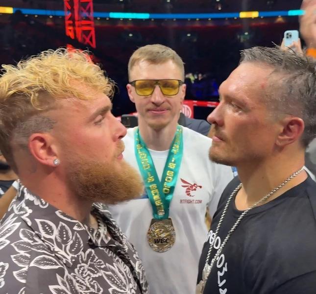 Усик провел дуэль взглядов с Джейком Полом после победы над Дюбуа