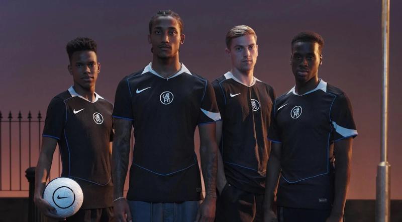 &laquo;Челси&raquo; показал 3-й комплект формы &ndash; черный с бело-синей отделкой и ретроэмблемой. Он отсылает к победам 2005 года