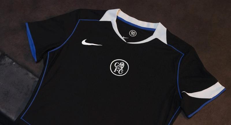 &laquo;Челси&raquo; показал 3-й комплект формы &ndash; черный с бело-синей отделкой и ретроэмблемой. Он отсылает к победам 2005 года