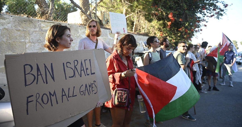 Мальтийские активисты провели акцию в поддержку Газы перед матчем «Маккаби» с «Хамрун Спартанс». Они показывали плакаты «Отстраните Израиль от всех игр» и «Геноцид – это не игра»