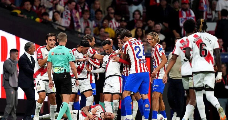 Экс-судья Фернандес о Коке, схватившем вратаря «Райо» за шею: «Баталья упал, чтобы попытаться получить ее, но это не красная карточка»