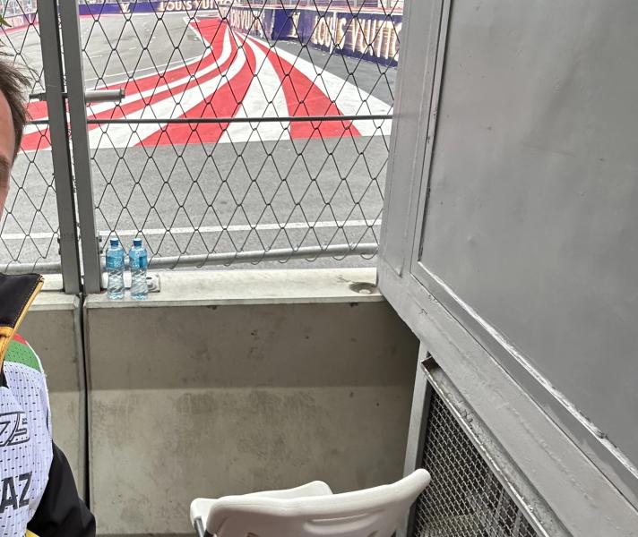 Маршалы предоставили Пиастри шоколад, банан и телефон после схода. Оскар не притронулся к еде