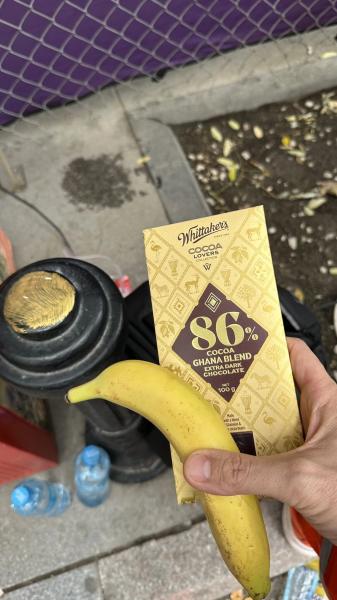 Маршалы предоставили Пиастри шоколад, банан и телефон после схода. Оскар не притронулся к еде