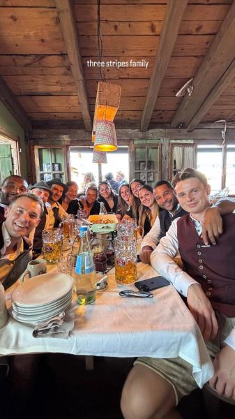 Мужская и женская команды &laquo;Баварии&raquo; вместе отмечают Октоберфест