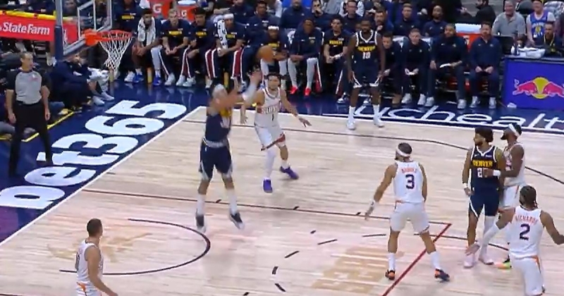 Аарон Гордон поставил сверху с разворотом на 360 после навеса Йокича