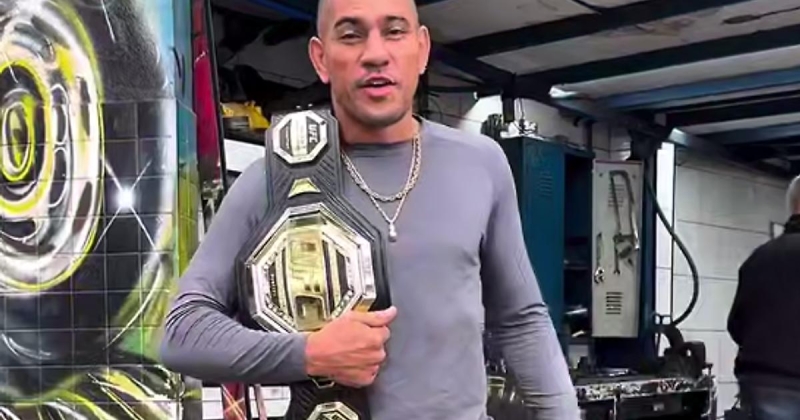 Алекс Перейра посетил шиномонтаж, в котором работал, с поясом UFC: «Анкалаев был прав – я вернулся»