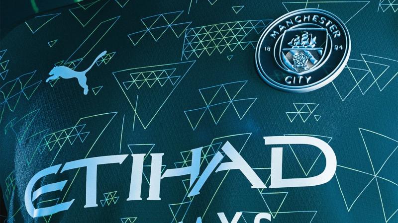 «Ман Сити» показал новую форму в партнерстве с EA со встроенным NFC-чипом, дающим бонусы в EA SPORTS FC. Команда сыграет в ней в отдельных выездных матчах ЛЧ