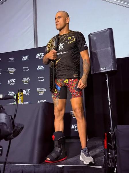 Перейра травмировал ногу после лоу-кика в бою с Анкалаевым: «Почти уверен, что у меня перелом»