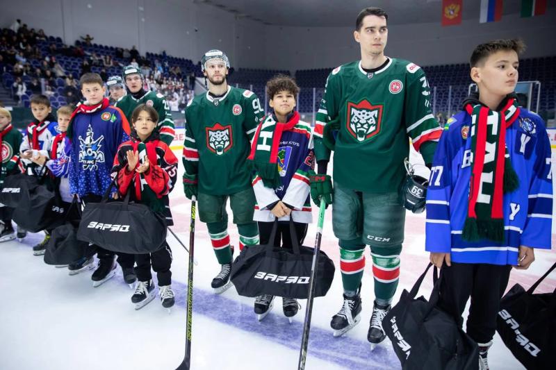Премьер-министр Татарстана с Зариповым вручили экипировку юным хоккеистам. Песошин сообщил, что в спортивную отрасль региона инвестировали более 20 млрд рублей за 5 лет