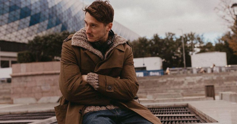 Сборная России анонсировала матчи с отсылкой к фильму «Брат». В ролике Антон Миранчук чеканит кассетным плеером перед болельщиками Ирана и Боливии: «Вы еще моего брата из Америки не видели»