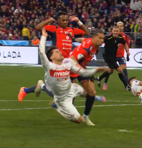 Солари упал в штрафной ЦСКА после касания с Виктором. Судья Чистяков не назначил пенальти в пользу &laquo;Спартака&raquo;