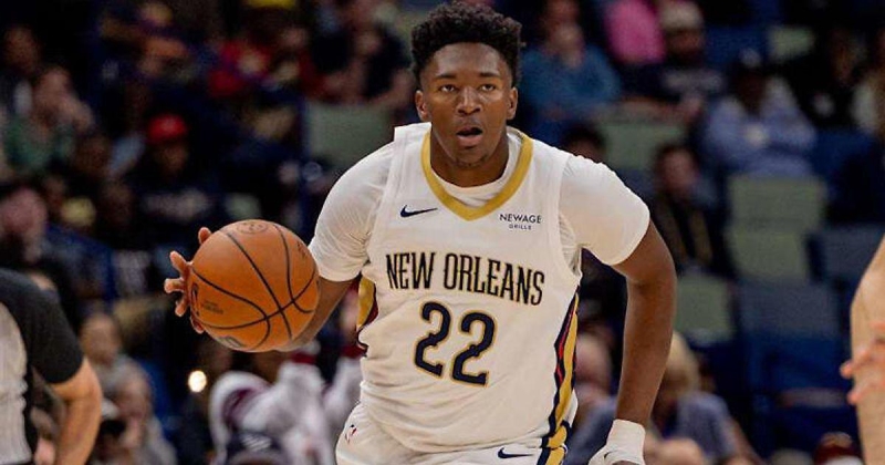 Центровой Дерик Куин отдал красивую передачу за спиной на данк Трея Мерфи