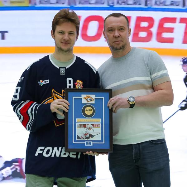 Мозякин вручил Ткачеву памятную табличку в честь 400 очков в КХЛ