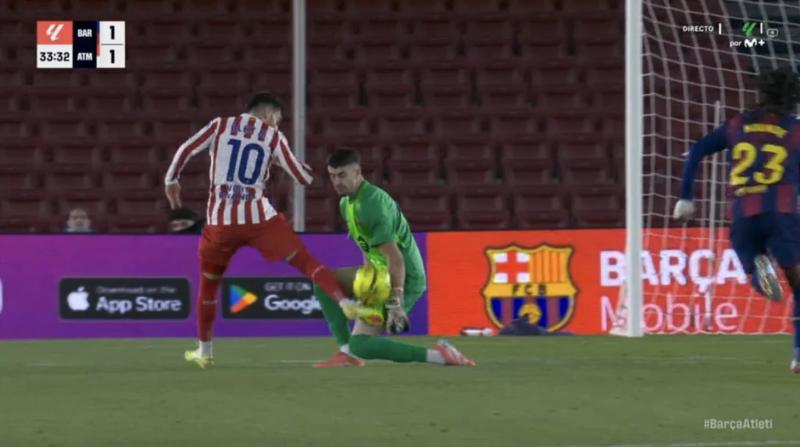 «Атлетико» просил красную за игру рукой вратаря «Барсы» за штрафной. Итурральде заявил: «Если мяч сначала попадает в ногу, а потом в руку, это не нарушение»