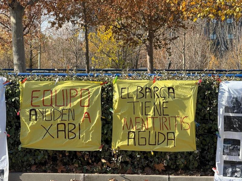 &laquo;У &laquo;Барсы&raquo; ложь в острой стадии&raquo;, &laquo;Вини, мы тебя любим&raquo;, &laquo;Команда, помоги Алоносо&raquo;. Фанаты &laquo;Реала&raquo; оставили послания у клубной базы