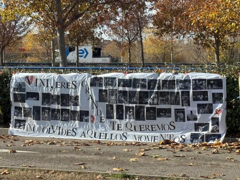 &laquo;У &laquo;Барсы&raquo; ложь в острой стадии&raquo;, &laquo;Вини, мы тебя любим&raquo;, &laquo;Команда, помоги Алоносо&raquo;. Фанаты &laquo;Реала&raquo; оставили послания у клубной базы